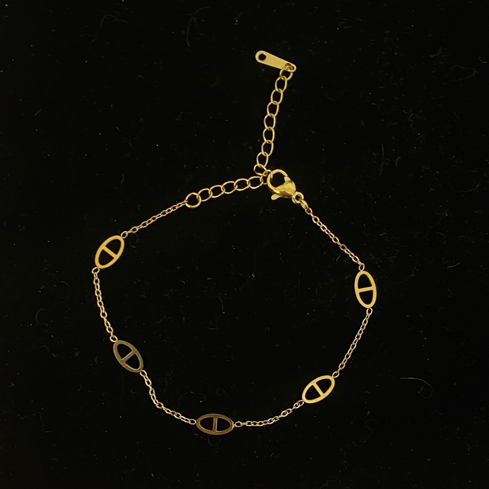 Elegant Gold Chain Bracelet
